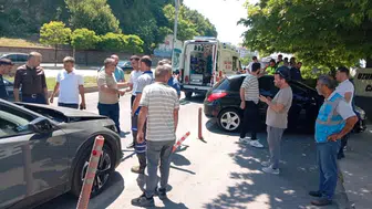 Zonguldak'ta kontrolden çıkan araç, 3 otomobile çarpıp cami bahçesine girdi