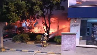 İskenderun Boyacılar Çarşısı'nda yangın : İş yeri kullanılamaz hale geldi