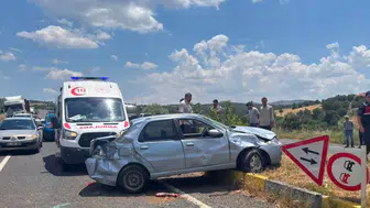 Uşak'ta otomobil refüje çarptı : Baba ve kızı yaralandı