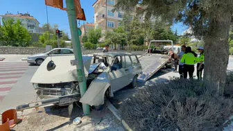 Karaman'da kontrolden çıkan otomobil trafik lambasına çarptı : Sürücü yaralandı