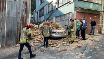 Beyoğlu'nda metruk bina park halindeki otomobilin üzerine çöktü