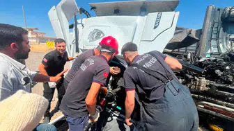 Şanlıurfa'da kaza : Tır, park halindeki kamyona çarptı