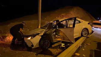 Siirt'te otomobil bariyerlere çarptı, 1 kişi yaralandı