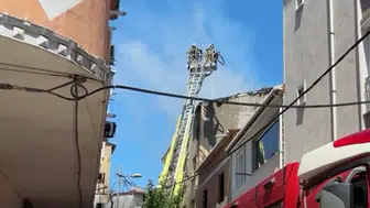 Avcılar'da 4 katlı binanın çatı katında yangın