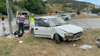 Samsun Atakum'da kontrolden çıkan otomobil refüje çıktı