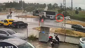 Antalya Manavgat'ta otomobili tır sürükledi : 3 yaralı