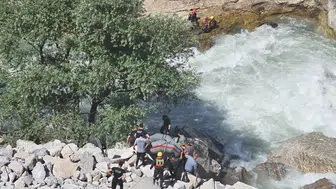 Habur Çayı'na düşen genci arama çalışmaları sürüyor