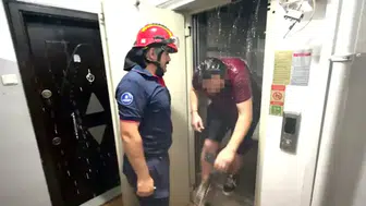 Avcılar'da su saatini söken şahıs binayı su basınca arızalanan asansörde mahsur kaldı