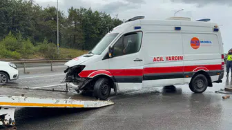 Çekmeköy'de özel ambulans devrildi