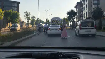 Eskişehir'de trafik kazası : Otomobil servise çarptı