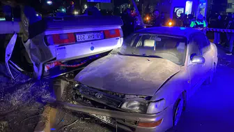 Sivas'ta iki otomobil çarpıştı : Takla atan araçta 2'si çocuk 5 kişi yaralandı