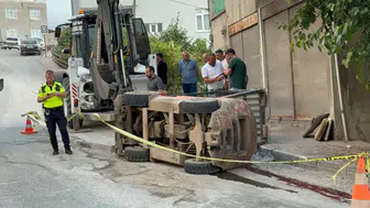 Samsun'da rampa aşağı inen forklift devrildi : 1'i ağır 2 kişi yaralandı