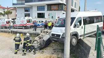 Bartın-Karabük yolunda işçi minibüsü, iki otomobile çarptı : 3 yaralı