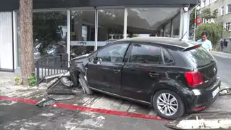 Kadıköy'de kontrolden çıkan otomobil motosiklet galerisine daldı : Sürücü yaralandı