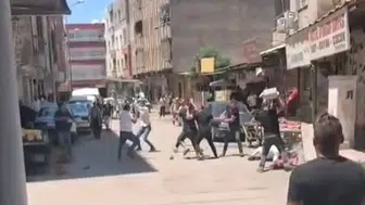 Şanlıurfa’da sokak ortasında kavga ! Taş ve sopalar havada uçuştu
