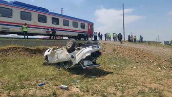Muş'ta faciadan dönüldü : Tren ile traktör çarpıştı, sürücü kurtuldu