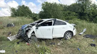 Antalya Manavgat'ta otomobil şarampole uçtu : 2 kişi yaralandı