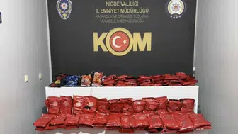 Niğde'de kaçak tütün operasyonu : Araçtan yüzlerce paket çıktı