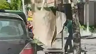 Erzurum'da binanın 7'nci katından düşen halı mağaza çalışanının üzerine düştü