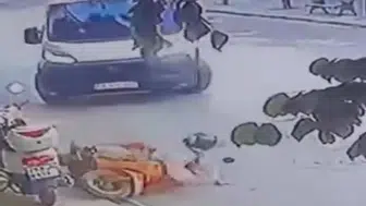 Eskişehir'de minibüsün motosiklete çarptığı kaza kameraya yansıdı