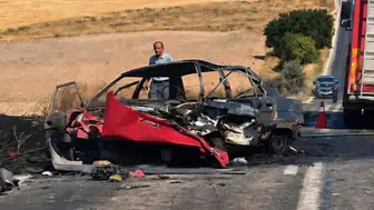 Afyonkarahisar’da kafa kafaya çarpışan otomobil alev aldı : 1 ölü, 2 yaralı