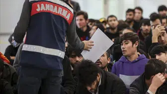 Sivas Koyulhisar'da 10 düzensiz göçmen yakalandı : 3 zanlı tutuklandı