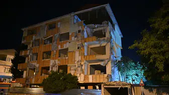 Kartal'da kentsel dönüşümdeki binanın duvarları çöktü