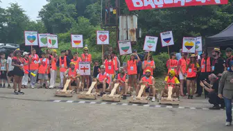 Rize’de 12 ülkeden gelen dansçılar tahta araba yarışında buluştu
