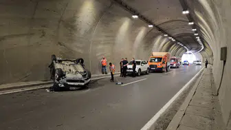 Zonguldak'ta tıra ve tünel duvarına çarpan otomobil takla attı : 2 kişi yaralandı