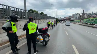 Samsun Canik'te motosiklet devrildi : Yola savrulan 2 kişi yaralandı