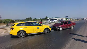 Antalya'da alkollü sürücünün kaza anı kamerada : Önce bariyere sonra taksiye çarptı