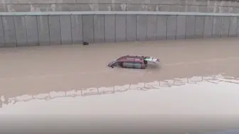 Ankara'da sağanak yağış alt geçidi suyla doldurdu : Araç mahsur kaldı