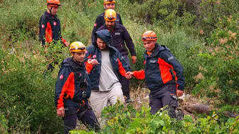 Erzurum'da kayalıklarda mahsur kalan genç ekipler tarafından kurtarıldı