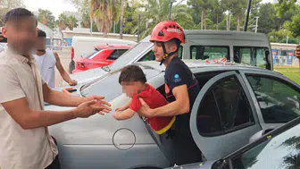 Antalya'da otomobilde kilitli kalan 1 yaşındaki çocuğu itfaiye ekipleri kurtardı