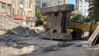 Kayseri'de apartman yıkımı : İş makinesi devrildi, operatör yaralandı