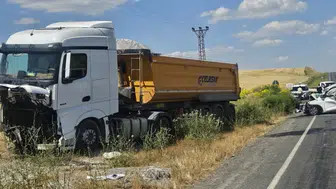 Muş'ta hafif ticari araçla kamyon çarpıştı : 2 ölü, 2 yaralı