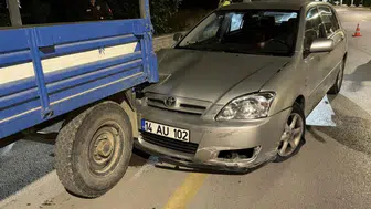 Bolu'da kontrolden çıkan otomobil, traktörün römorkuna çarptı