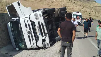 Malatya'da tır, kontrolden çıkıp devrildi