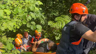 Rize'de iş makinesi uçuruma yuvarladı : Operatör yaralandı