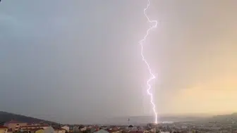 Çanakkale'de yıldırım düşmesi sonucu yangın çıktı
