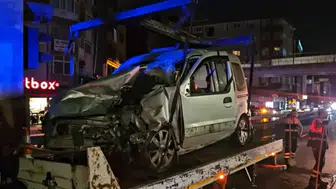 Küçükçekmece D-100'de makas atan araç zincirleme kazaya neden oldu : 2 yaralı