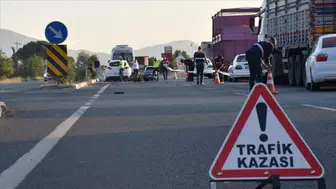 Bakırköy'de otomobil refüje çarpıp devrildi : Sürücü yaralandı