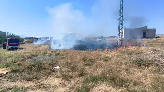 Adıyaman'da hafriyat kamyonu tellere takıldı, yangına neden oldu