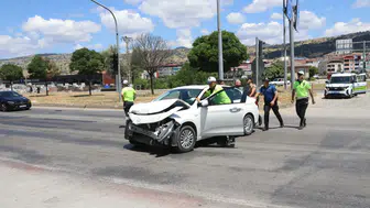 Amasya Taşova'da otomobil ile beton mikseri çarpıştı : 5 yaralı