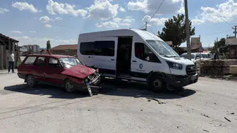 Çorum'da minibüs ile otomobil kavşakta çarpıştı : 2 yaralı