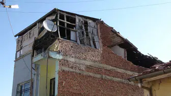 Malatya'da deprem paniği : Müstakil evin duvarında kısmi göçük