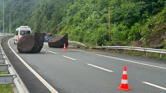 Rize'de yamaçtan kopan kayalar yolu kapattı