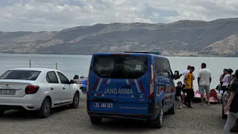 Hazar Gölü'nde kayık su aldı : 8 kişi tahliye edildi