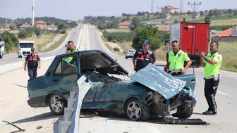 Karaman'da Tofaş demir bariyerlere saplandı, sürücü yaralandı
