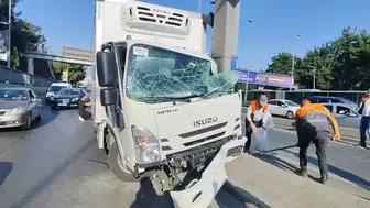 Bahçelievler D-100'de kamyonet yönlendirme direğine çarptı : Sürücü sıkıştı